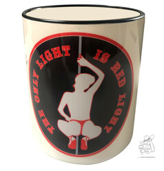 Cremefarbene Tasse mit schwarzem Rand und rotem/schwarzem Aufdruck. Zeigt Silhouette einer Person in rotem Stringtanga und Text 