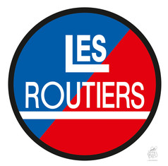 Runder Aufkleber Les Routiers. Blau-rotes Design mit wei�em Text "LES ROUTIERS" und wei�em Streifen.