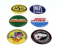 Set aus sechs bunten, runden und ovalen 3D-Aufklebern mit verschiedenen LKW-Logos und Speditionsmotiven.