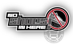 Schwarzer Aufkleber mit wei�em Rand, grauer Schrift "NO SHOES IN HERE!" und rotem Verbotsschild �ber einem Schuh.