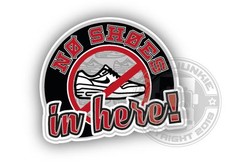 TJ Aufkleber "No Shoes Sneaker" mit schwarzem Hintergrund, rotem Verbotsschild �ber wei�em Sneaker und Text "NO SHOES in here!".