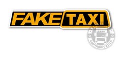 Aufkleber mit gelbem "FAKE TAXI" Schriftzug auf schwarzem Hintergrund und wei�em Rand.