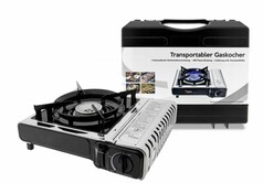 Tragbarer Gaskocher in Schwarz-Silber neben seinem schwarzen Transportkoffer mit der Aufschrift "Transportabler Gaskocher".