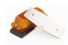 Silberne Edelstahlplatte f�r Doubledutch K�hlergrilllampe, gezeigt mit orangefarbener Lampe und schwarzer Dichtung.