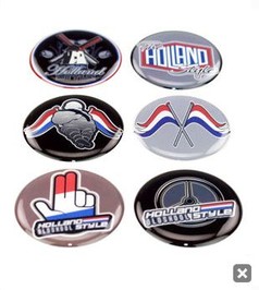 Mehrere gl�nzende, mehrfarbige 3D Holland-Aufkleber mit Motiven wie Windm�hle, Flaggen und Schriftz�gen.