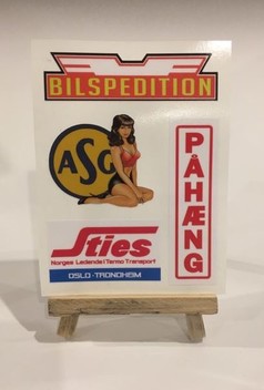 Wei�es Blatt mit Scandi LKW-Aufklebern: ASG-Logo mit Pin-up-Frau, Sties, P�H�NG und BILSPEDITION Schriftz�gen.