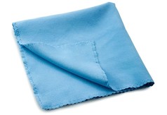 Ein gefaltetes, hellblaues MEGA Softtuch mit Ultraschallkante auf wei�em Hintergrund.