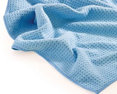 Ein hellblaues Waffeltuch mit sichtbarer Waffelstruktur und doppelt vern�htem Kantenschutz auf wei�em Hintergrund.