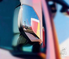 Gl�nzende, gepresste Edelstahl-Spiegelabdeckung an einem LKW-Au�enspiegel.