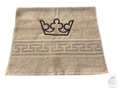 Taubes Duschtuch mit gestickter Krone und M�ander-Muster.