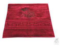 Rotes Handtuch aus Frottee mit gesticktem LKW-Motiv und einem M�ander-Musterband.