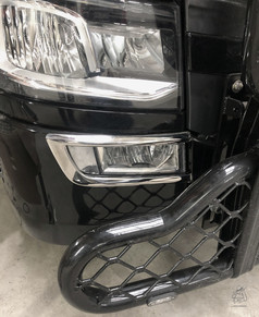 Gl�nzender Edelstahl-Rahmen f�r Scania NG Nebelscheinwerfer, montiert an der schwarzen LKW-Front.