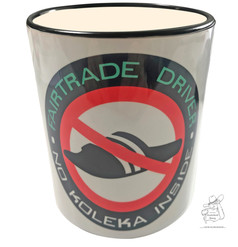 Wei�e Tasse mit schwarzem Rand und dem Aufdruck "FAIRTRADE DRIVER NO KOLEKA INSIDE" �ber einem Verbotsschild mit Kappe.