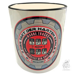 Wei�e Tasse mit LKW-Schaltmuster-Druck. Text: "Der Takt der harten Kerle", "Wahre Trucks", "Schaltet der Chef!".