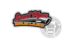 Aufkleber mit rotem Schriftzug "Loud Pipes", darunter ein silbernes Auspuffrohr und der orangefarbene Text "SAVE LIVES".
