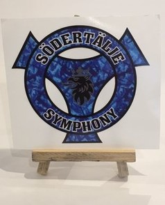 Wei�er Scandi Aufkleber mit blauem Scania-Emblem, schwarzem Greifenkopf und den Schriftz�gen 