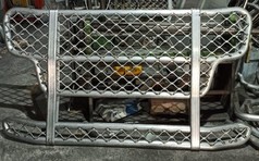 Unbehandelte silberne Aluminium Bull Bar f�r LKW mit Gitterstruktur und sichtbaren Schleifspuren.