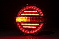 Runde LED-Heckleuchte mit leuchtendem rotem R�cklicht/Bremslicht und gelbem dynamischem Blinker.