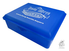Blaue, wiederverwendbare Fanbox aus Kunststoff mit Deckel. Aufschrift "Berg H�tte" und Logo.