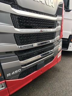 Gl�nzende Edelstahl-Formteile am K�hlergrill eines Scania NG LKW. F�r die Mitte des Grills.