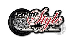 Schwarzer Aufkleber mit LKW-Reifen und Felge. Schriftzug "GO IN Style every mile" in Wei� und Rot, "TRUCKJUNKIE" auf dem Reifen.