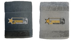 Graues und schwarzes Duschtuch aus Baumwolle mit Stickerei "German Star Trucking" und LKW-Motiv.