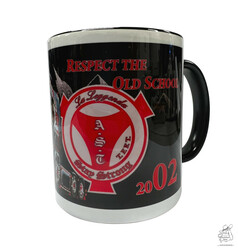 Schwarze AST Tasse mit wei�em Rand. Aufdruck: "RESPECT THE OLD SCHOOL", "A.S.T", "La Leggenda", "Stay Strong", "2002".