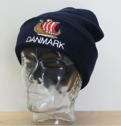 Dunkelblaue Strickm�tze mit gesticktem Schiffsmotiv und dem Schriftzug 