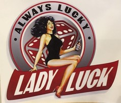 Aufkleber mit Pin-up-Frau, die auf einem roten Banner mit "Lady Luck" sitzt, vor einem W�rfel. Text "Always Lucky".