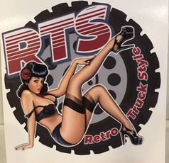 Scandi Aufkleber Retro Truck Style: Pin-up-Frau vor LKW-Reifen mit Schriftzug 