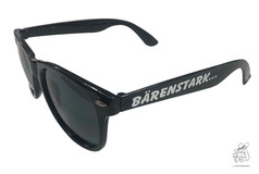 Schwarze Kunststoff-Sonnenbrille mit dunklen Gl�sern und dem Schriftzug "B�RENSTARK..." auf dem B�gel.