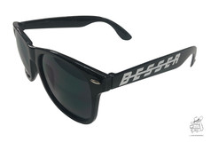 Schwarze Sonnenbrille mit dunklen Gl�sern und wei�em "BESSER" Schriftzug am B�gel.