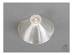 Ein transparenter Sauger aus Kunststoff auf grauem Hintergrund.