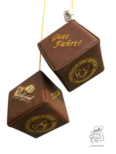 Ein Paar braune Kunstleder-W�rfel mit goldener Stickerei, darunter "Gute Fahrt!" und individuelle Motive.