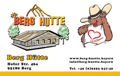 Wei�e Berg H�tte Kundenkarte mit Illustration einer Holzh�tte, B�umen und einem Cartoon-B�ren mit Hut und Herz-T-Shirt.