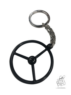 Schwarzer Lenkrad-Schl�sselanh�nger mit silberner Kette und Ring.