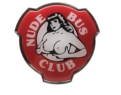 Rotes Plastik K�hleremblem mit Pin-up-Motiv und dem Text 