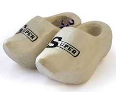 Helle Holzklompen mit schwarzem "SUPER" Aufdruck.