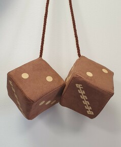 H�ngende W�rfel aus dunklem braunem Alkantara-Art Material mit goldenen Punkten und 