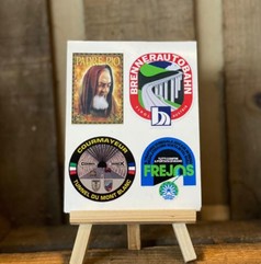 Buntes Stickerset mit Motiven wie Padre Pio, Brennerautobahn, Mont Blanc Tunnel und Frejus Tunnel auf wei�em St�nder.