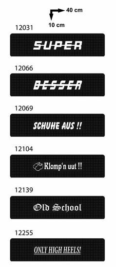 Mehrere schwarze Schmutzmatten f�r den Einstieg mit wei�er Schrift und Motiven, wie 