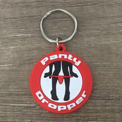 Runder roter Schl�sselanh�nger mit wei�em Motiv von Beinen und rotem String. Beschriftung: Panty Dropper.