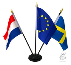 Kleine Flaggen f�r Tischst�nder, darunter die Niederlande, EU und Schweden, auf schwarzem Fu�.