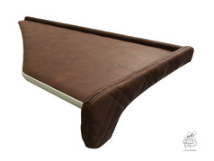 Hochwertiger brauner LKW-Tisch mit glatter Oberfl�che, gesteppter Seitenkante und hellem Rand.