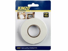 Eine Rolle wei�es doppelseitiges Kinzo Schaumklebeband in Blisterverpackung.