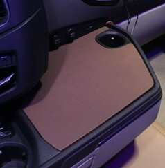 Braune Abdeckung f�r kleine Ablage im Scania LKW-Innenraum, mit Becherhalter und Stromanschl�ssen.