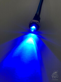 Eine leuchtende blaue LED-Schraubleuchte mit schwarzer Umrandung und sichtbaren Kabeln.