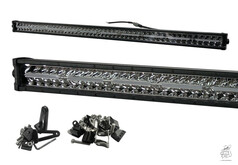Schwarze LED-Lightbar aus Aluminium mit klaren Linsen und silbernen Reflektoren, dazu Befestigungsmaterial.