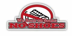 Aufkleber mit rotem Verbotszeichen f�r Schuhe und dem Text "We Rock on Socks NO SHOES" in Rot und Grau.