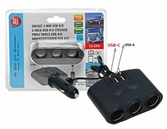 Schwarze 12-24V 3-fach Steckdose mit USB-A und USB-C Anschl�ssen, teilweise in Blisterverpackung.